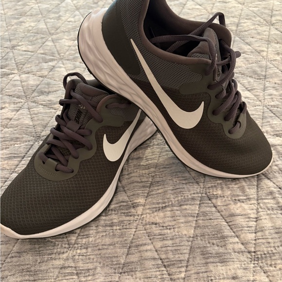 Nike Grey and White Running Shoes - Picture 1 of 6